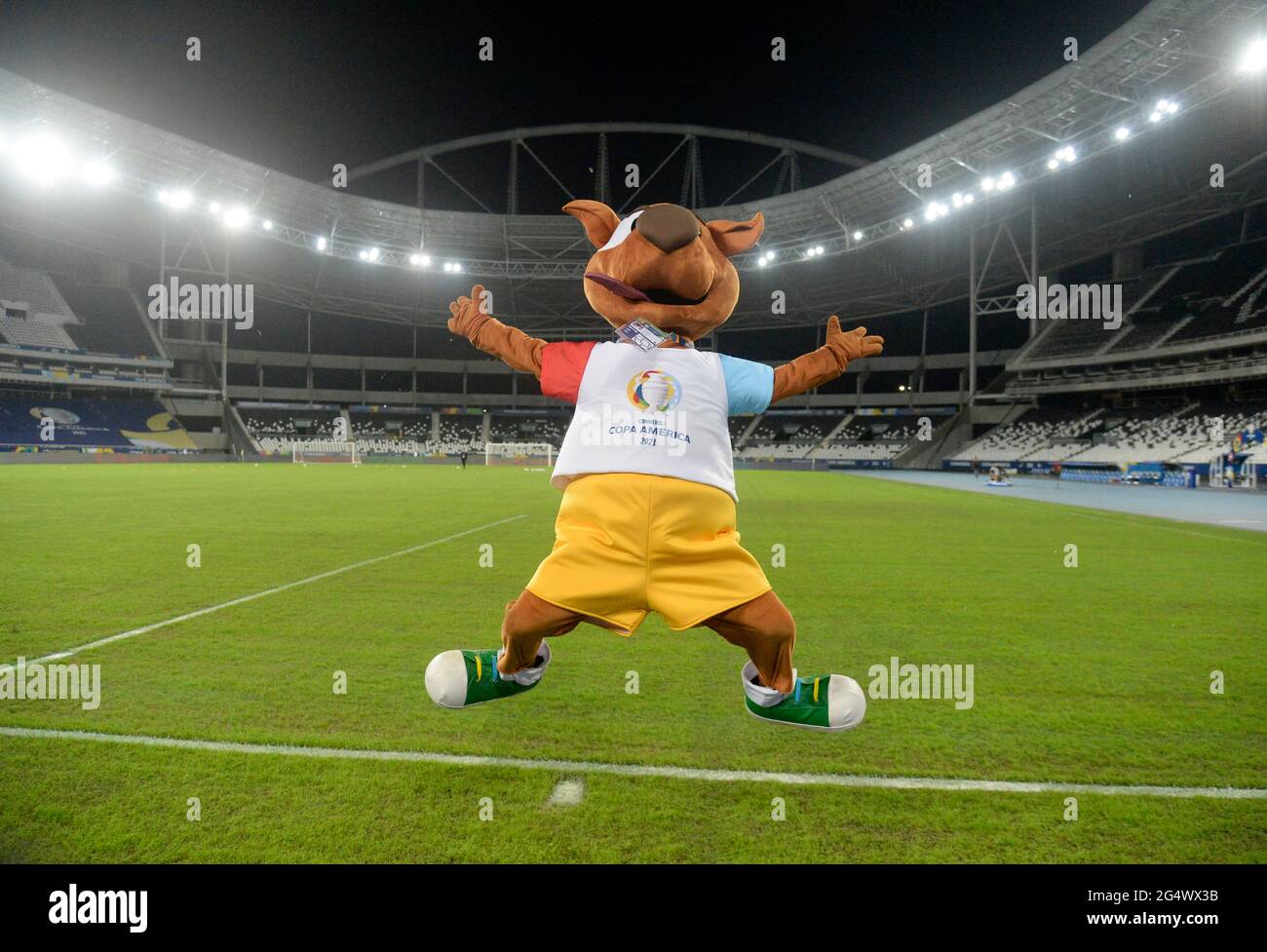 Rio de Janeiro - Brasile 23 giugno 2021, Copa America mascotte di calcio il cane Pibe allo stadio Nilton Santos Foto Stock