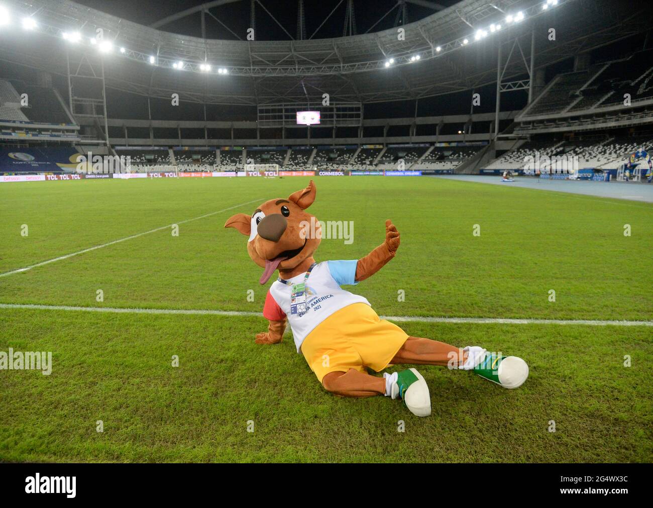 Rio de Janeiro - Brasile 23 giugno 2021, Copa America mascotte di calcio il cane Pibe allo stadio Nilton Santos Foto Stock
