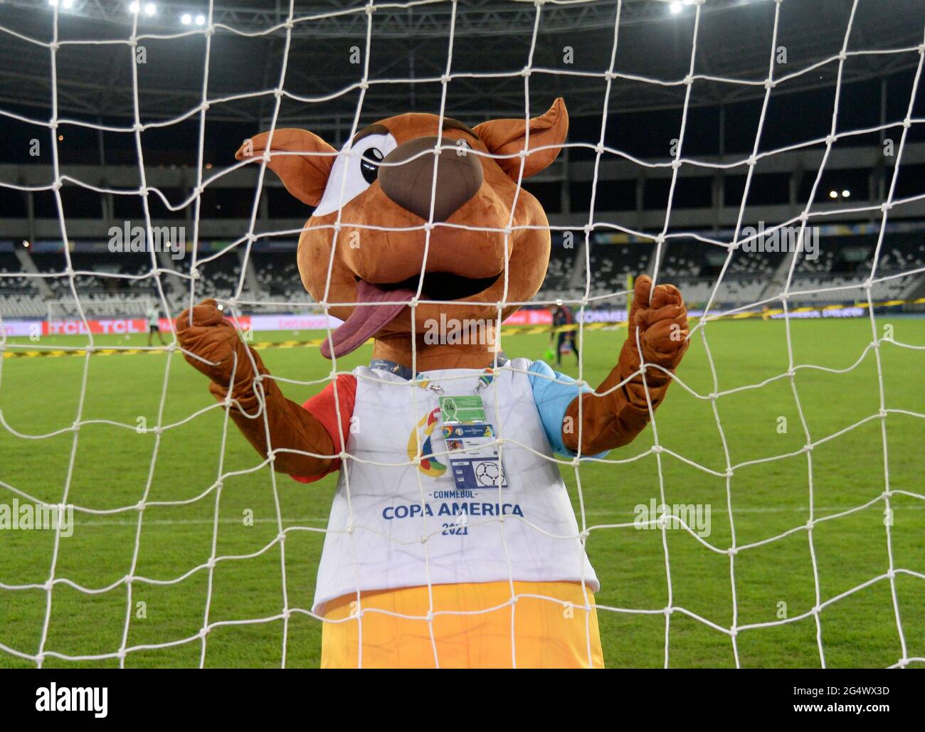 Rio de Janeiro - Brasile 23 giugno 2021, Copa America mascotte di calcio il cane Pibe allo stadio Nilton Santos Foto Stock
