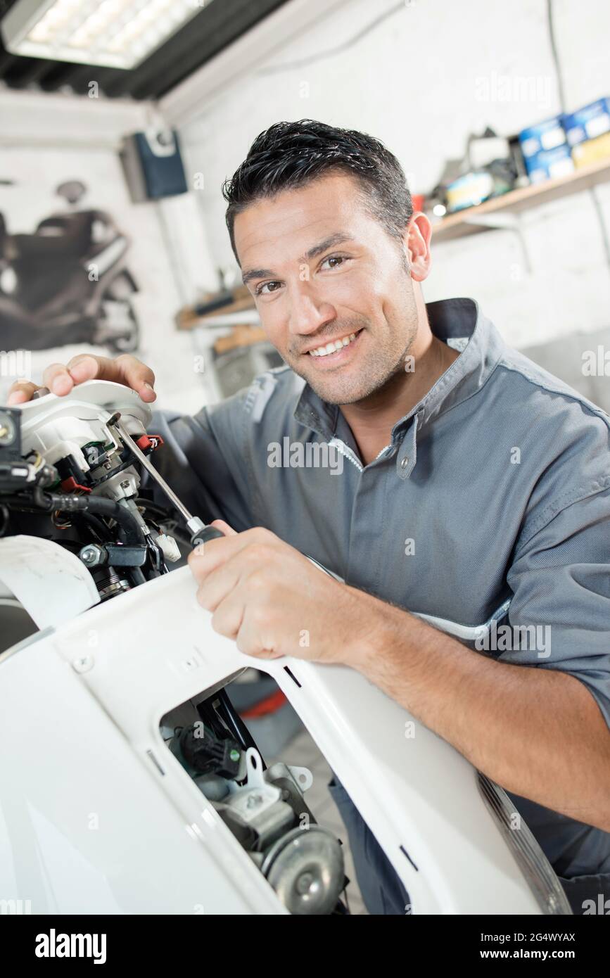 un meccanico sta riparando un veicolo Foto Stock
