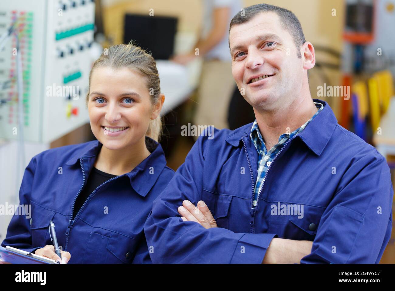 ritratto di due meccanici auto esperti guardando la fotocamera Foto Stock