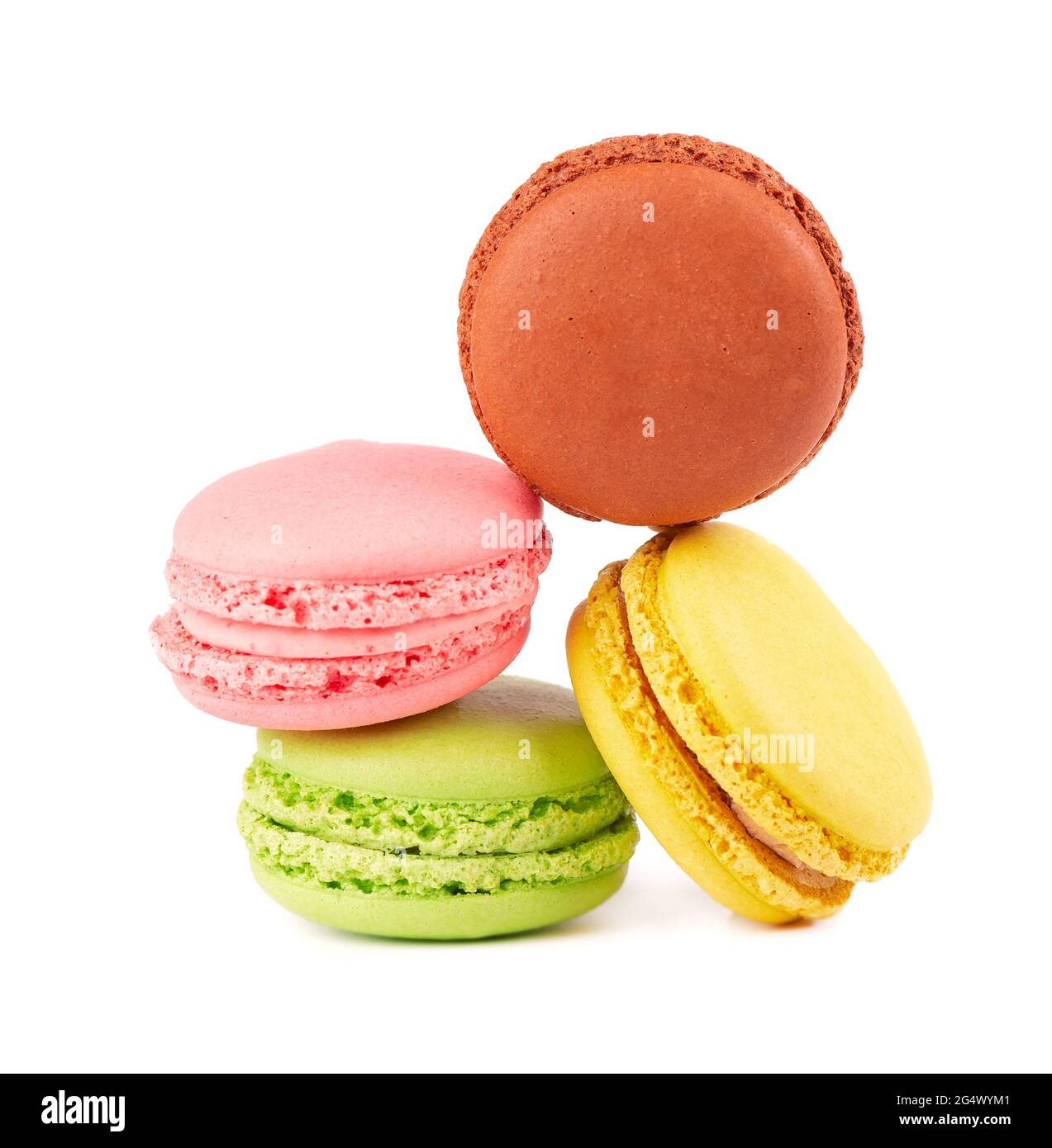 Macaroni freschi isolati su sfondo bianco. Macaron francese dolce e colorato. Foto Stock