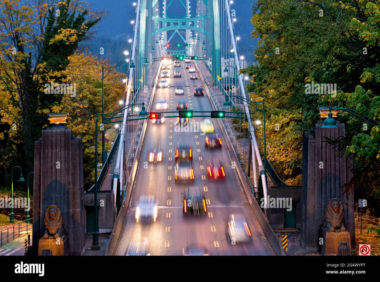 Le auto che viaggiano sul ponte Lions Gate Bridge fino a Stanley Park a Vancouver, British Columbia, Canada. Sfocatura del movimento dovuta al movimento del veicolo. Foto Stock