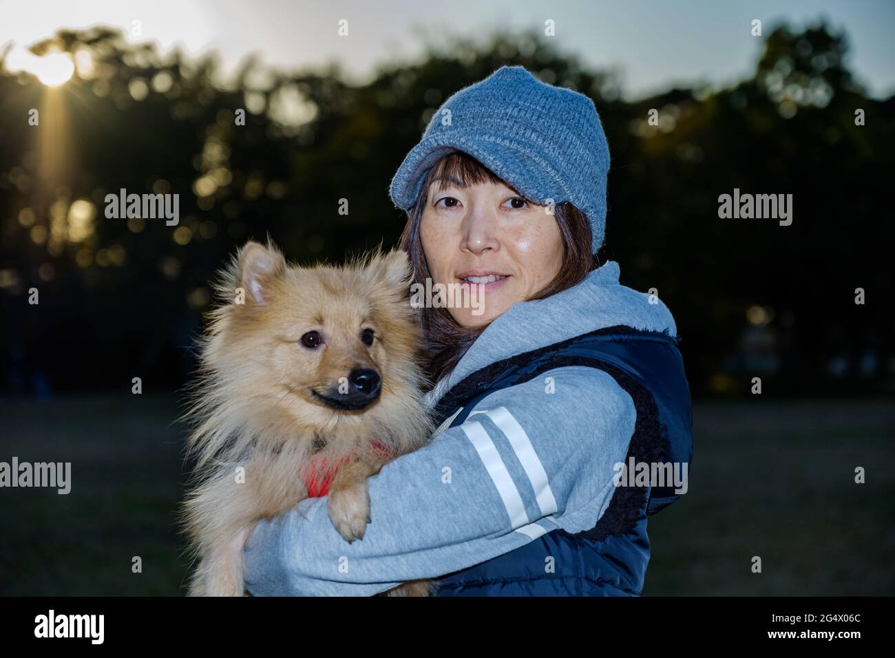 Una donna giapponese e il suo cane Foto Stock