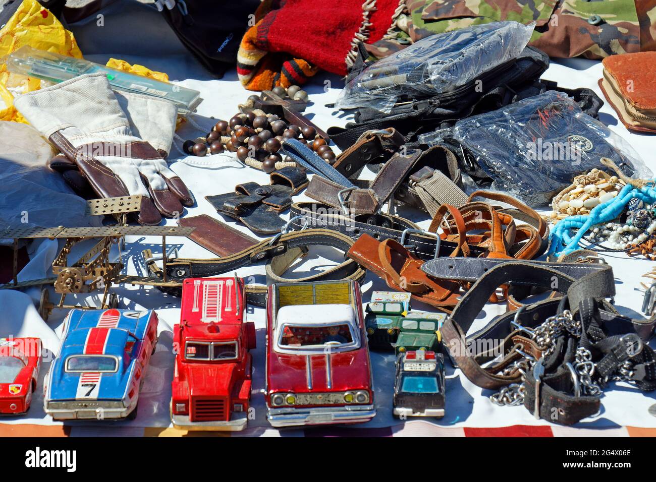 Belgrado, Serbia - 29 maggio 2021: Vecchie auto giocattolo retrò e altri oggetti da collezione cimeli venduti sul mercato delle pulci a Belgrado per collezionisti. Foto Stock