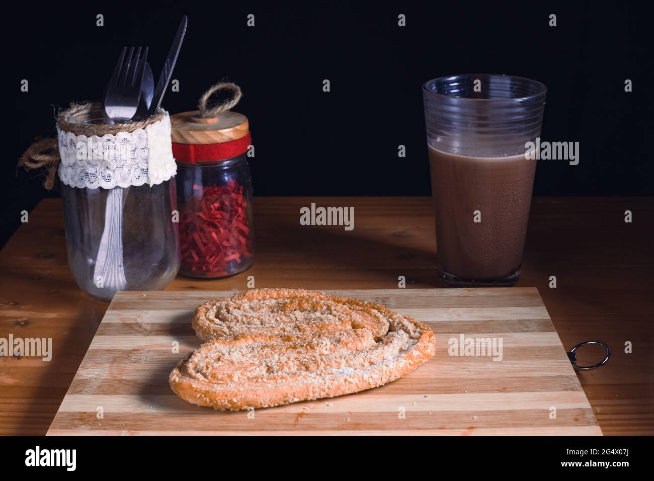 mangia il pane dolce con una tazza di cioccolato Foto Stock