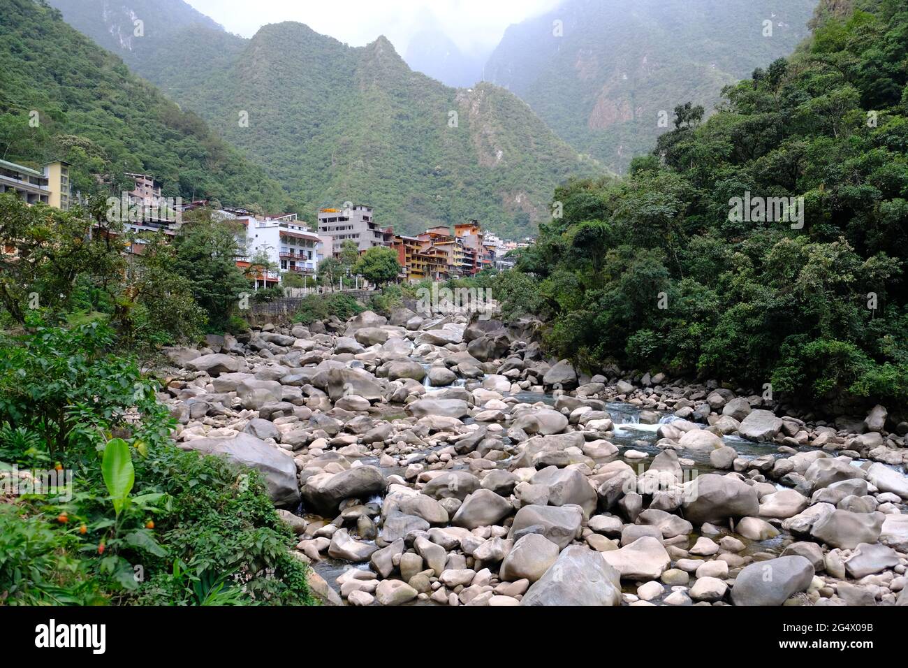 Peru Machu Picchu Aguas Calientes - Città e fiume Urubamba Foto Stock