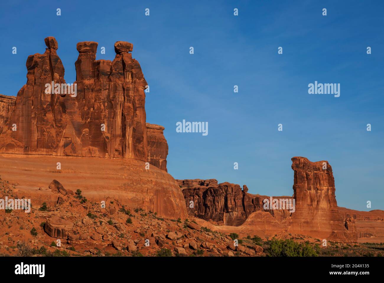 Tre formazioni rocciose di Gossips e Sheep Rock nel Parco Nazionale di Arches, Utah Foto Stock