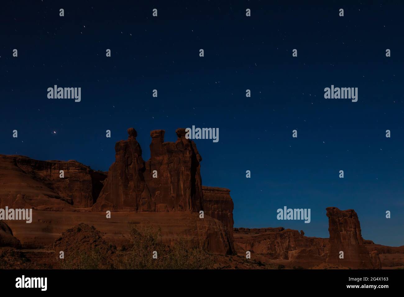 Formazione di tre Gossip e Sheep Rock sotto le stelle nel Parco Nazionale di Arches, Utah Foto Stock