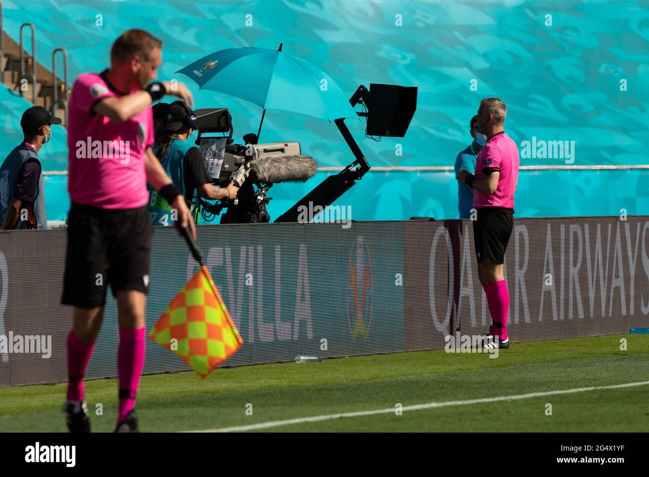 Siviglia, Spagna. 23 Giugno 2021. L'arbitro Bjorn Kuipers controlla il VAR durante la partita del Gruppo e tra la Slovacchia e la Spagna all'UEFA Euro 2020 a Siviglia, Spagna, 23 giugno 2021. Credit: Meng Dingbo/Xinhua/Alamy Live News Foto Stock