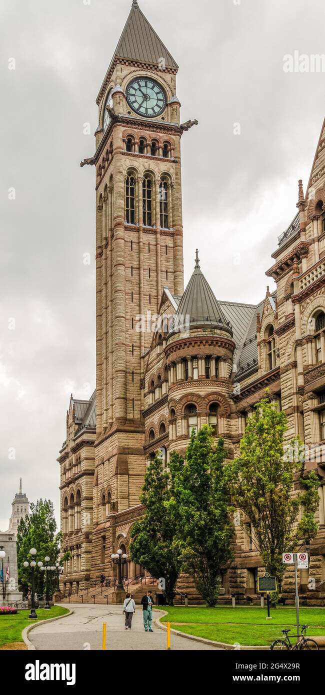 Il vecchio Municipio di Toronto il giorno nuvoloso, il monumento storico ha una torre dell'orologio ed è stato nominato Sito storico nazionale del Canada nel 19 Foto Stock