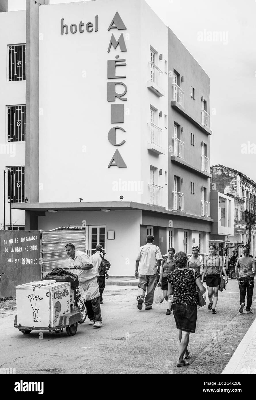 Pedoni che camminano di fronte all'Hotel America l'Hotel America è una piccola struttura per affari situata nel centro della città di Santa Clara e appartiene Foto Stock