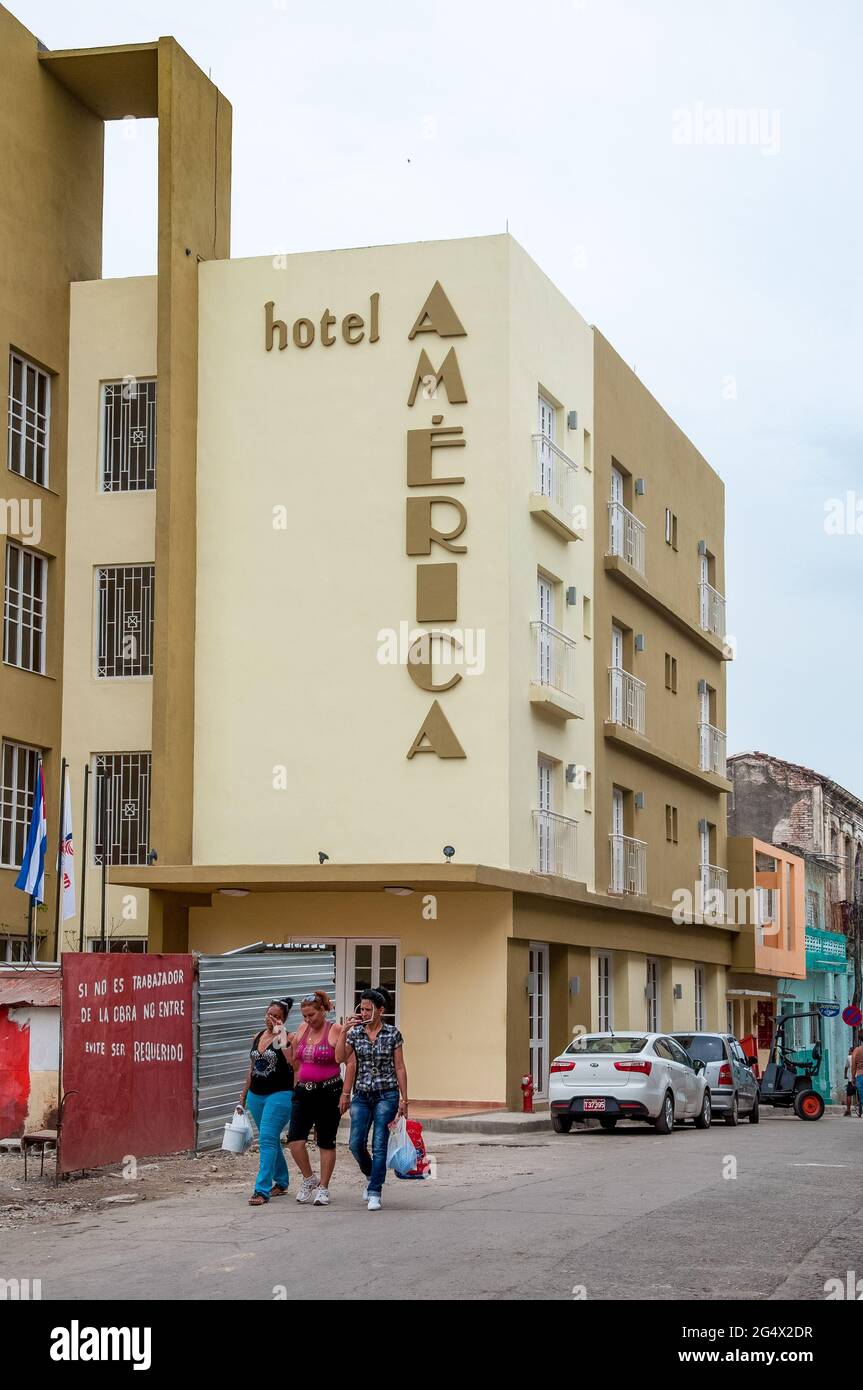 Facciata dell'edificio con l'iscrizione Hotel America. Piccolo hotel sulla strada della città cubana. Foto Stock