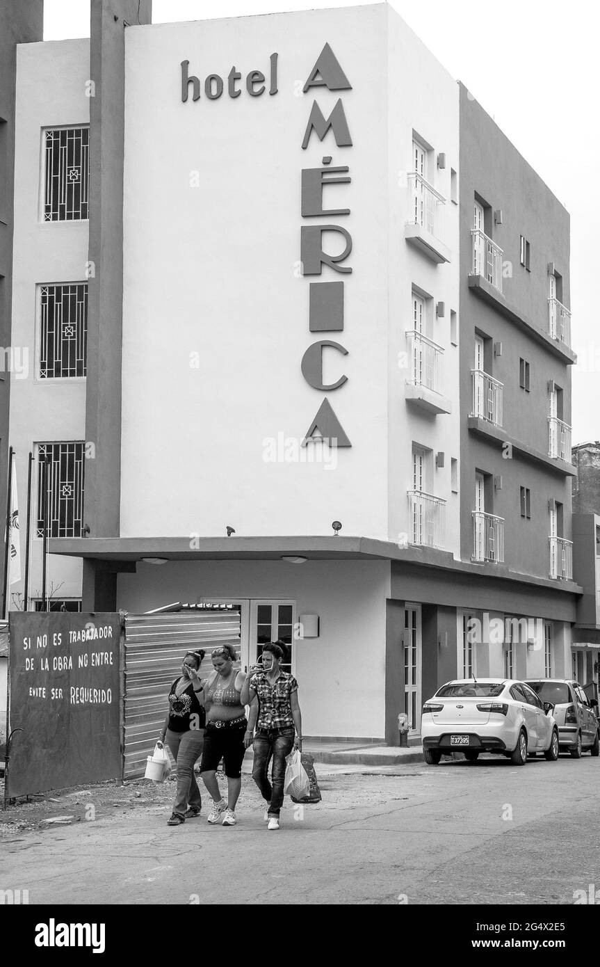Facciata dell'edificio con l'iscrizione Hotel America. Piccolo hotel sulla strada della città cubana. Foto Stock
