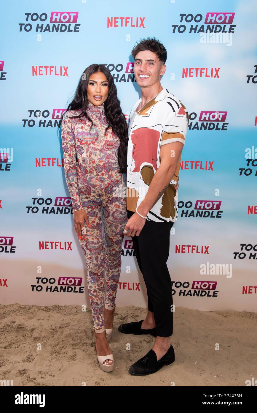 Londra, Regno Unito. 23 Giugno 2021. Emily Miller e Cam Holmes partecipano al troppo caldo per gestire la stagione 2 speciale proiezione al Fulham Beach Bar. Credit: David Jensen/Empics Entertainment/Alamy Live News Foto Stock