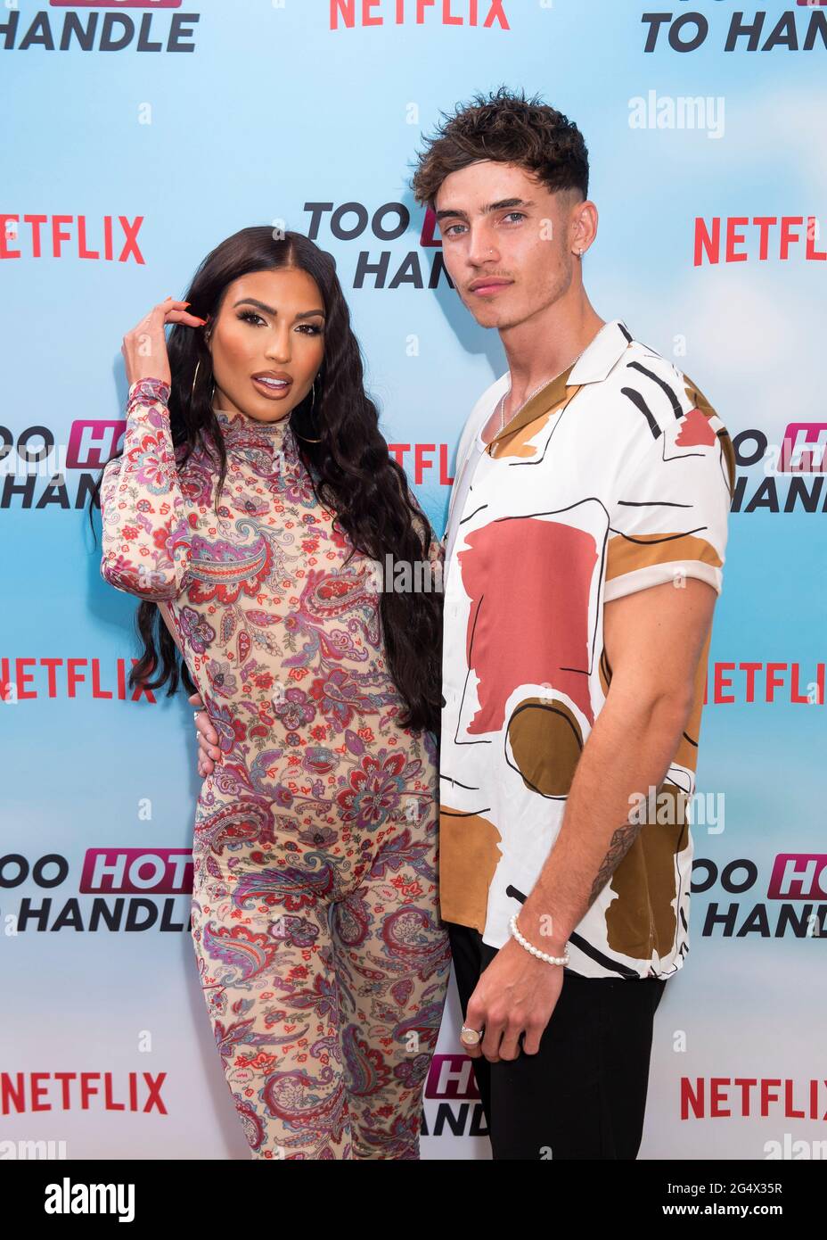 Londra, Regno Unito. 23 Giugno 2021. Emily Miller e Cam Holmes partecipano al troppo caldo per gestire la stagione 2 speciale proiezione al Fulham Beach Bar. Credit: David Jensen/Empics Entertainment/Alamy Live News Foto Stock