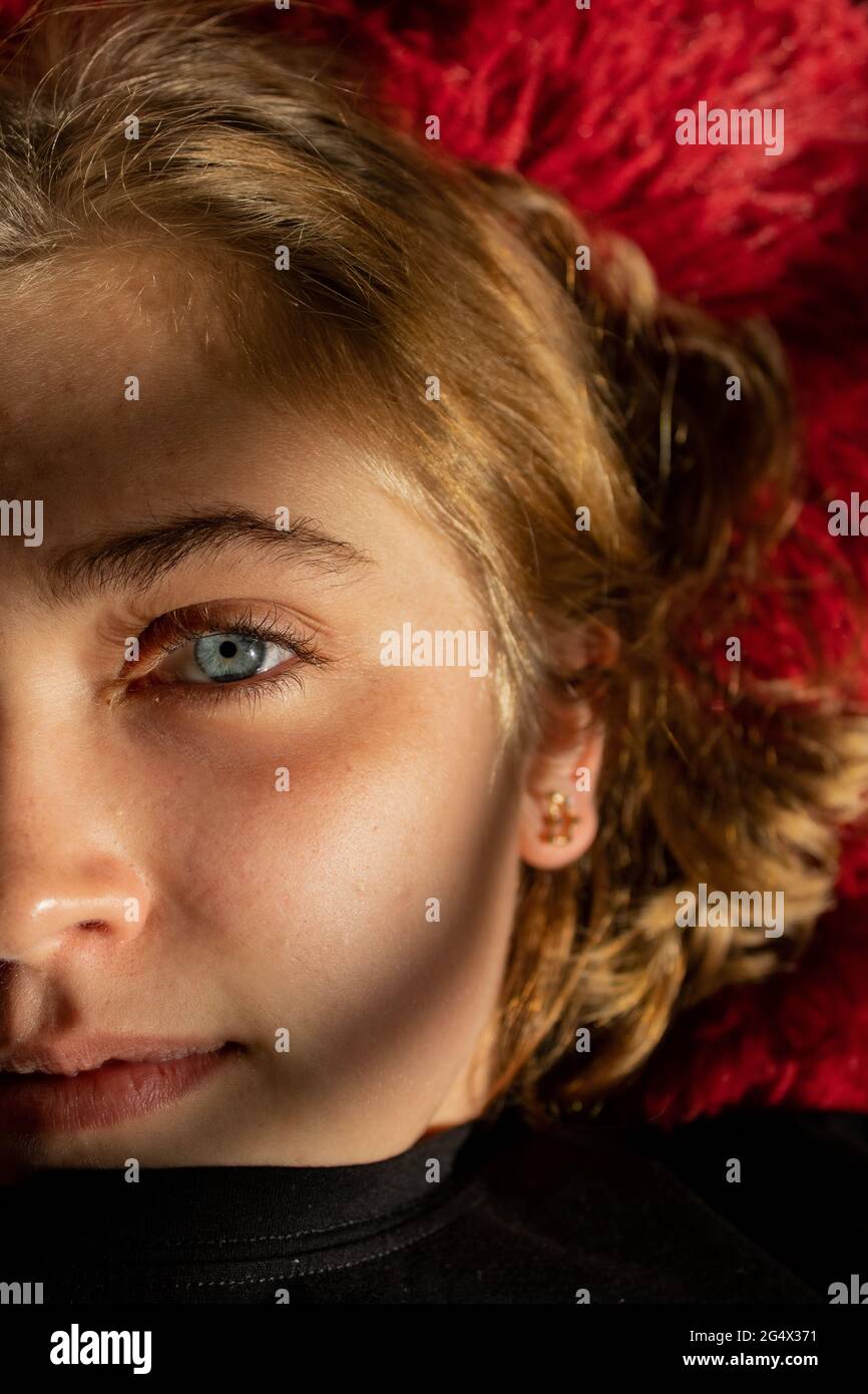 Ritratto preso in una stanza di un modello. Foto Stock