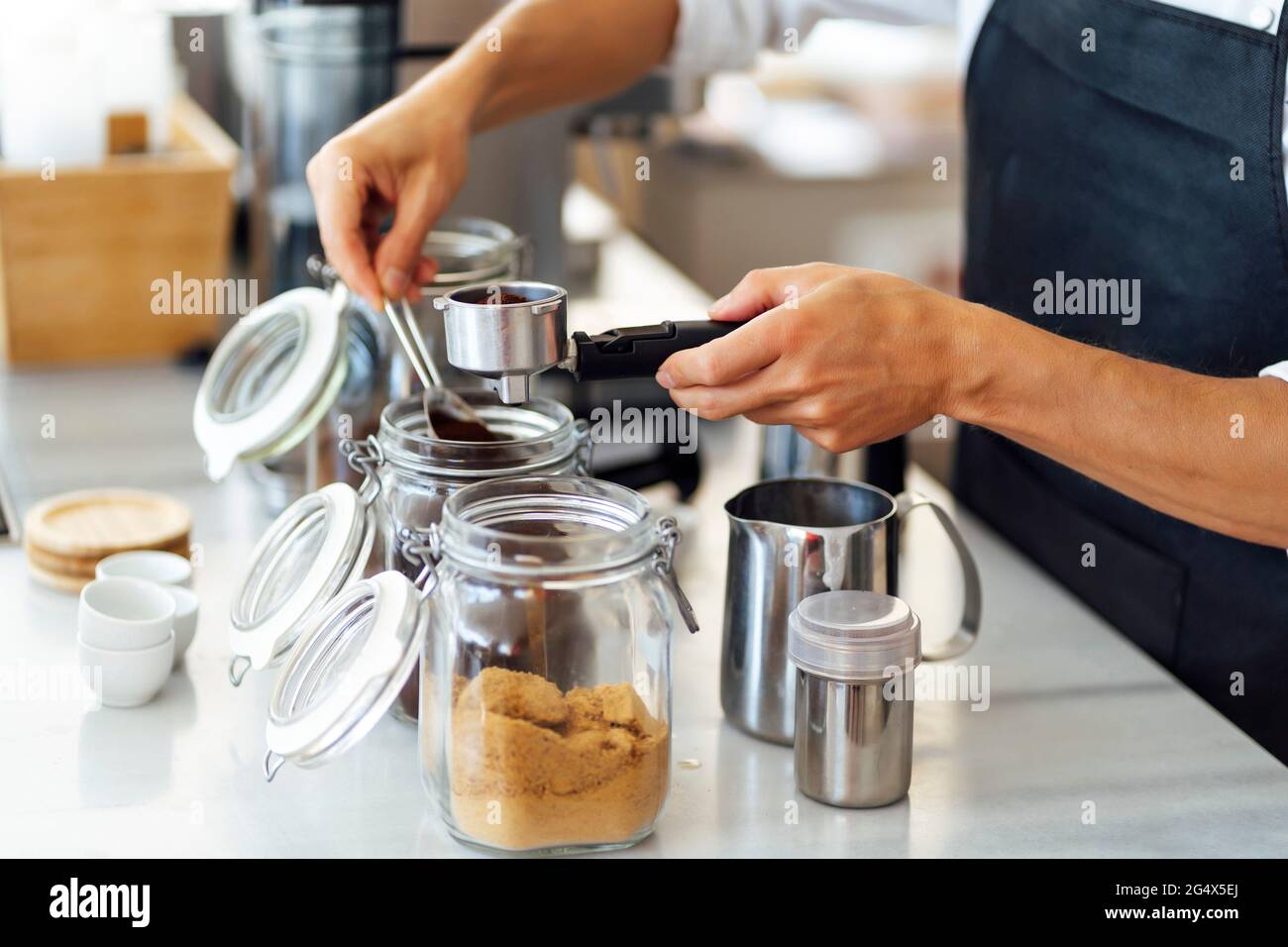 Chef preparare il caffè in cucina commerciale Foto Stock