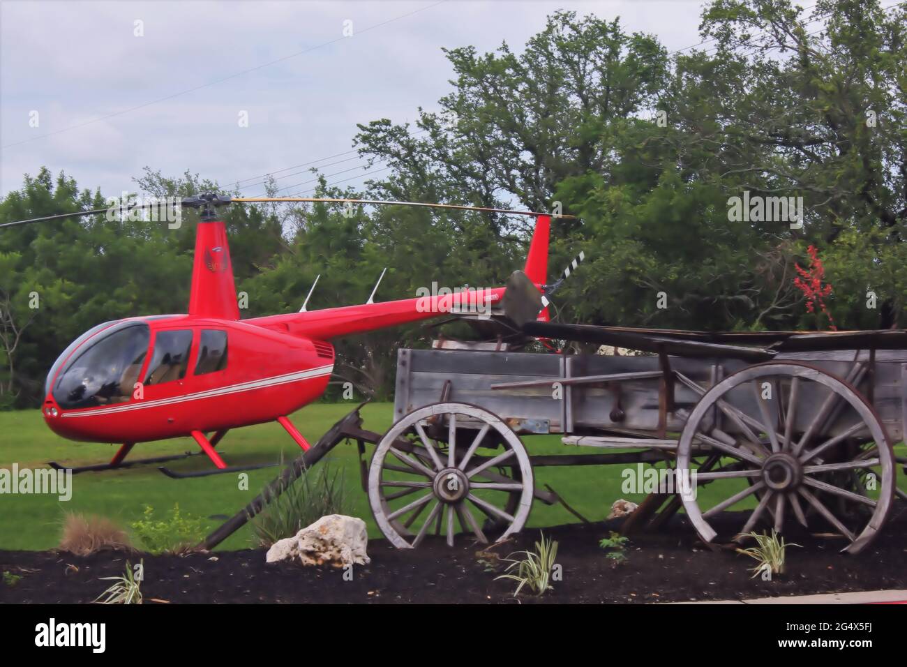 Tempi diversi per modi diversi di viaggiare con il carro in legno e l'elicottero Foto Stock