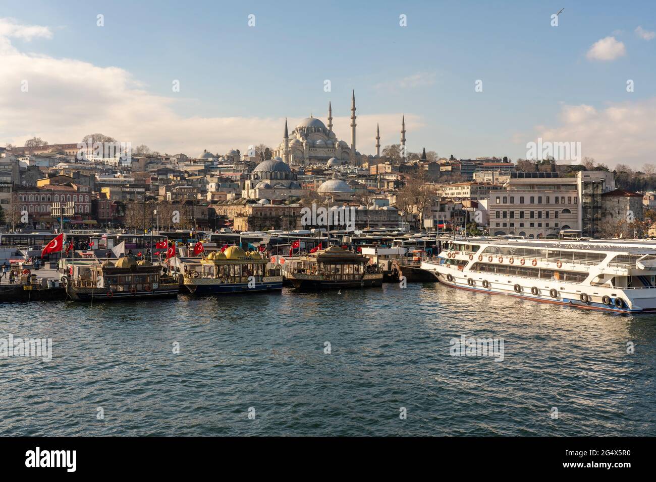 Turchia, Istanbul, Lungomare della città costiera con la Moschea Suleymaniye sullo sfondo Foto Stock Turchia, Istanbul, Lungomare della città costiera con la Moschea Suleymaniye sullo sfondo Foto Stock