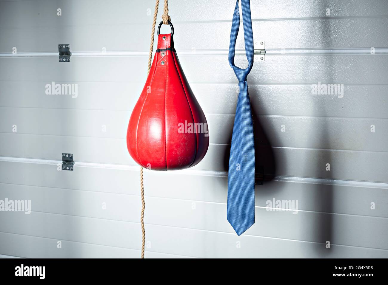 Borsa veloce e cravatta appendente davanti alla porta del garage Foto Stock
