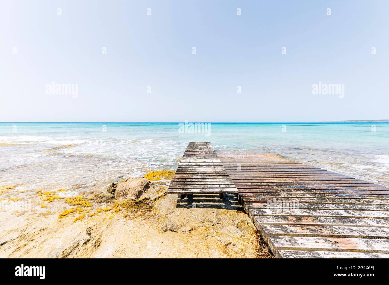 Molo in legno sull'isola di Formentera durante il giorno di sole Foto Stock