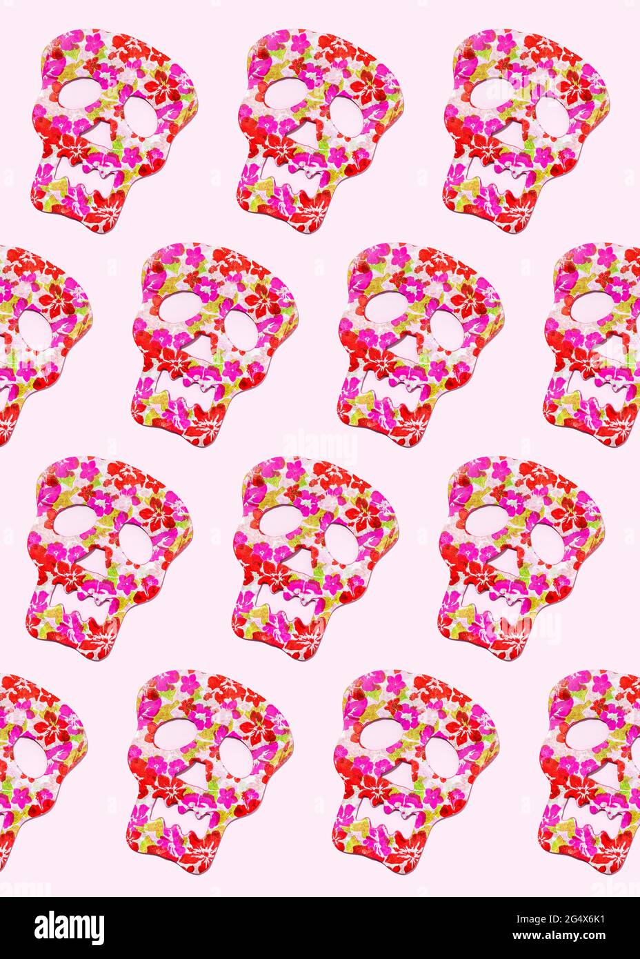 Modello di file di maschere rosse del cranio decorate con stampa floreale Foto Stock