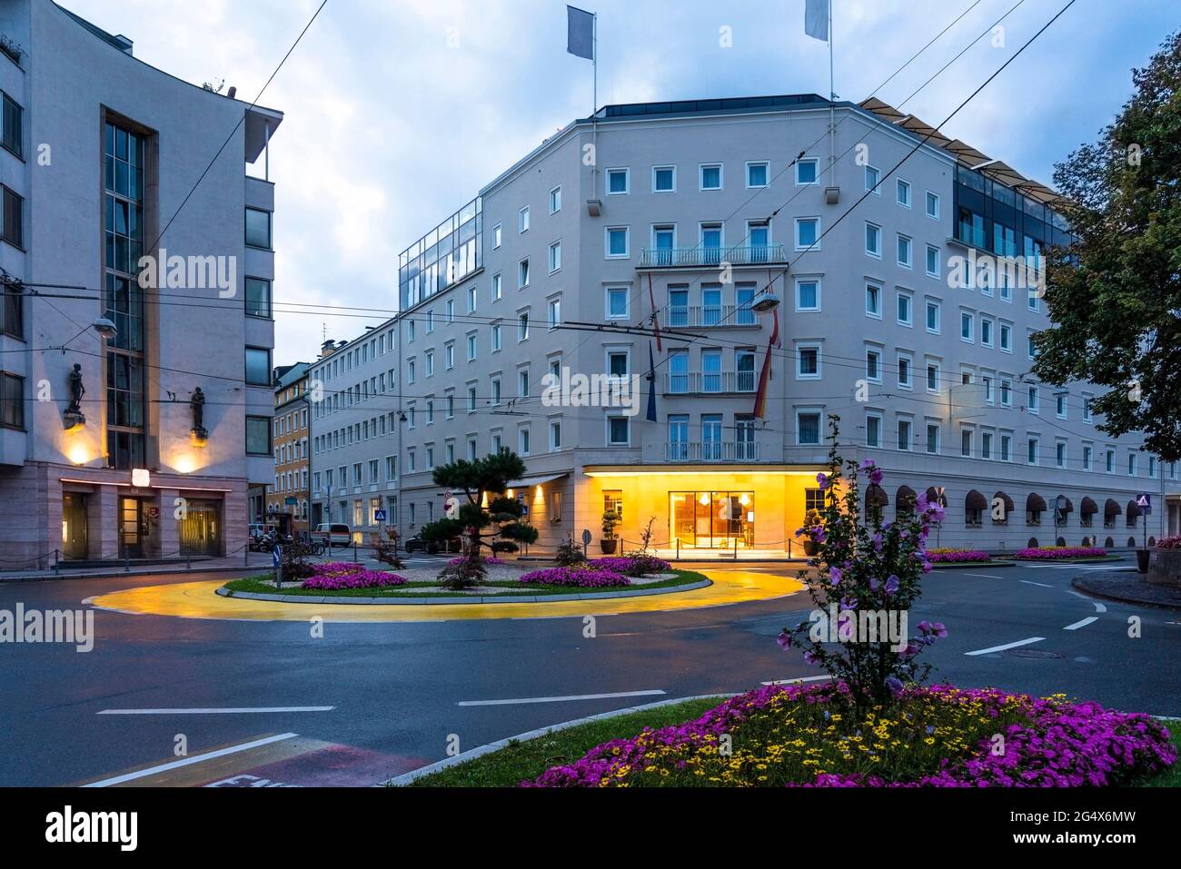 Austria, Stato di Salisburgo, Salisburgo, cerchio di traffico vuoto all'alba con hotel di lusso in background Foto Stock