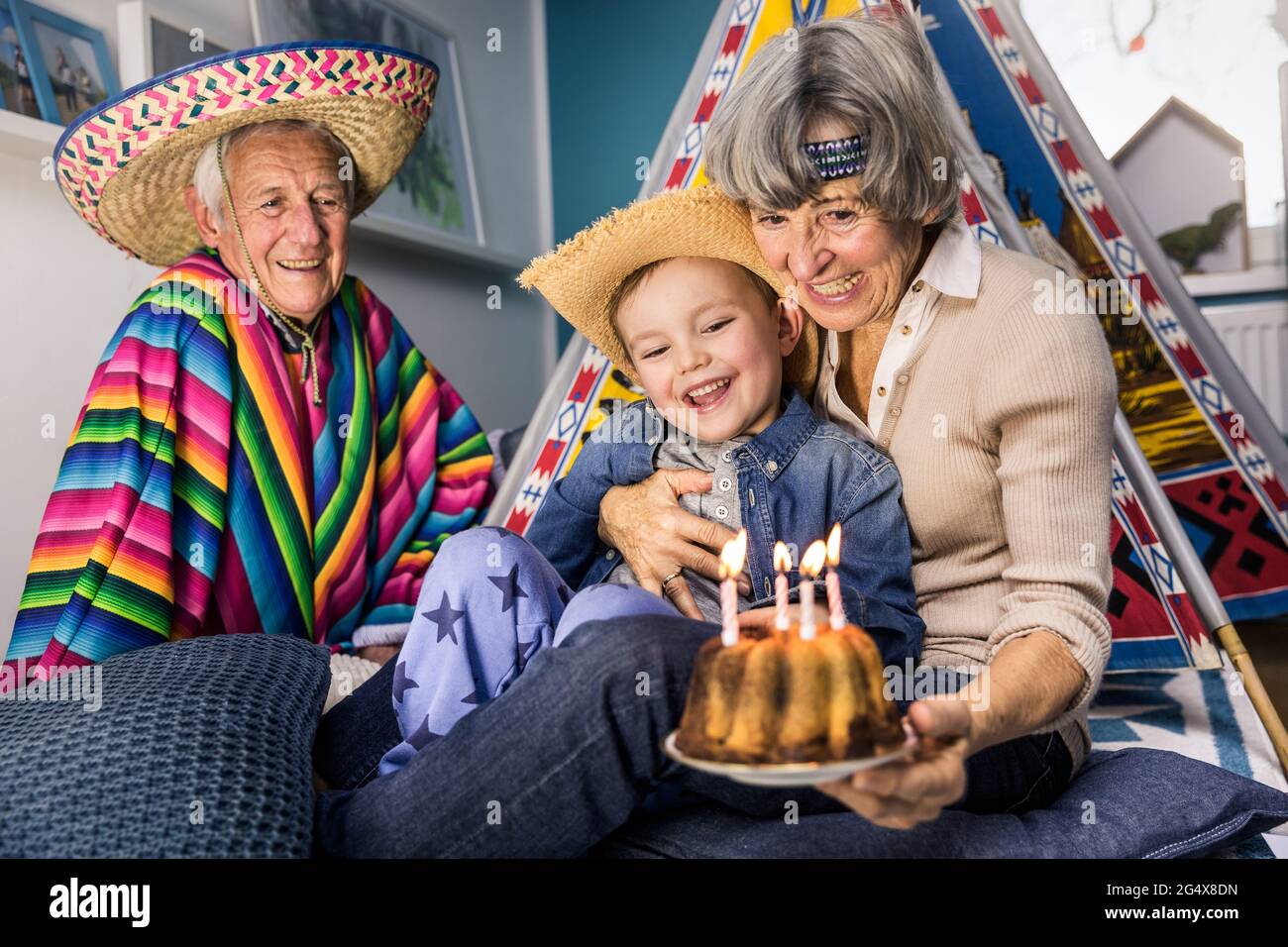 Nonno festeggia il compleanno con il nipote a casa Foto Stock