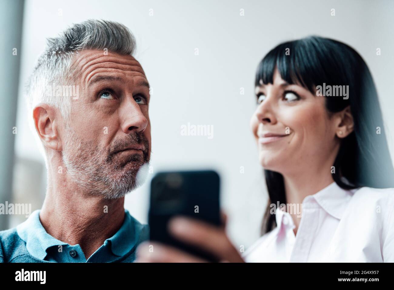 Una coppia di lavoro fa il viso alla caffetteria Foto Stock