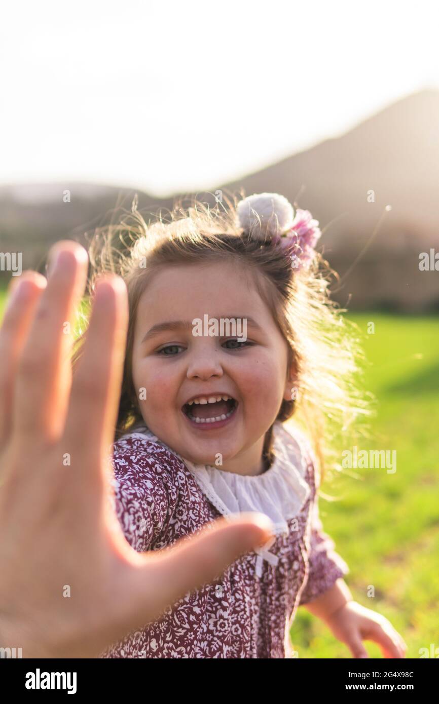 Felice ragazza godendo fine settimana con il padre in primavera Foto Stock