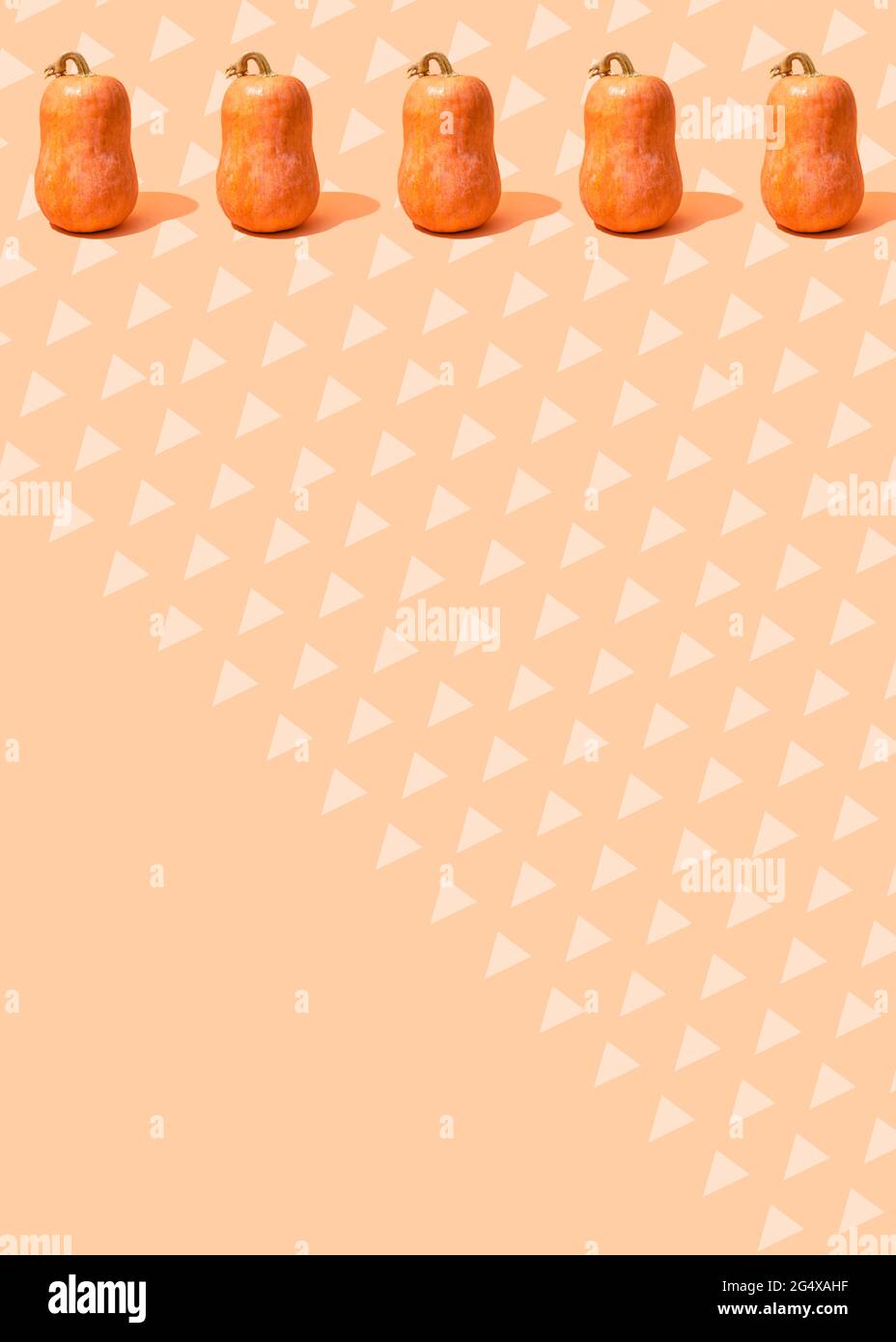 Copiare il motivo dello spazio con le righe di triangoli e cinque zucche nell'angolo superiore Foto Stock