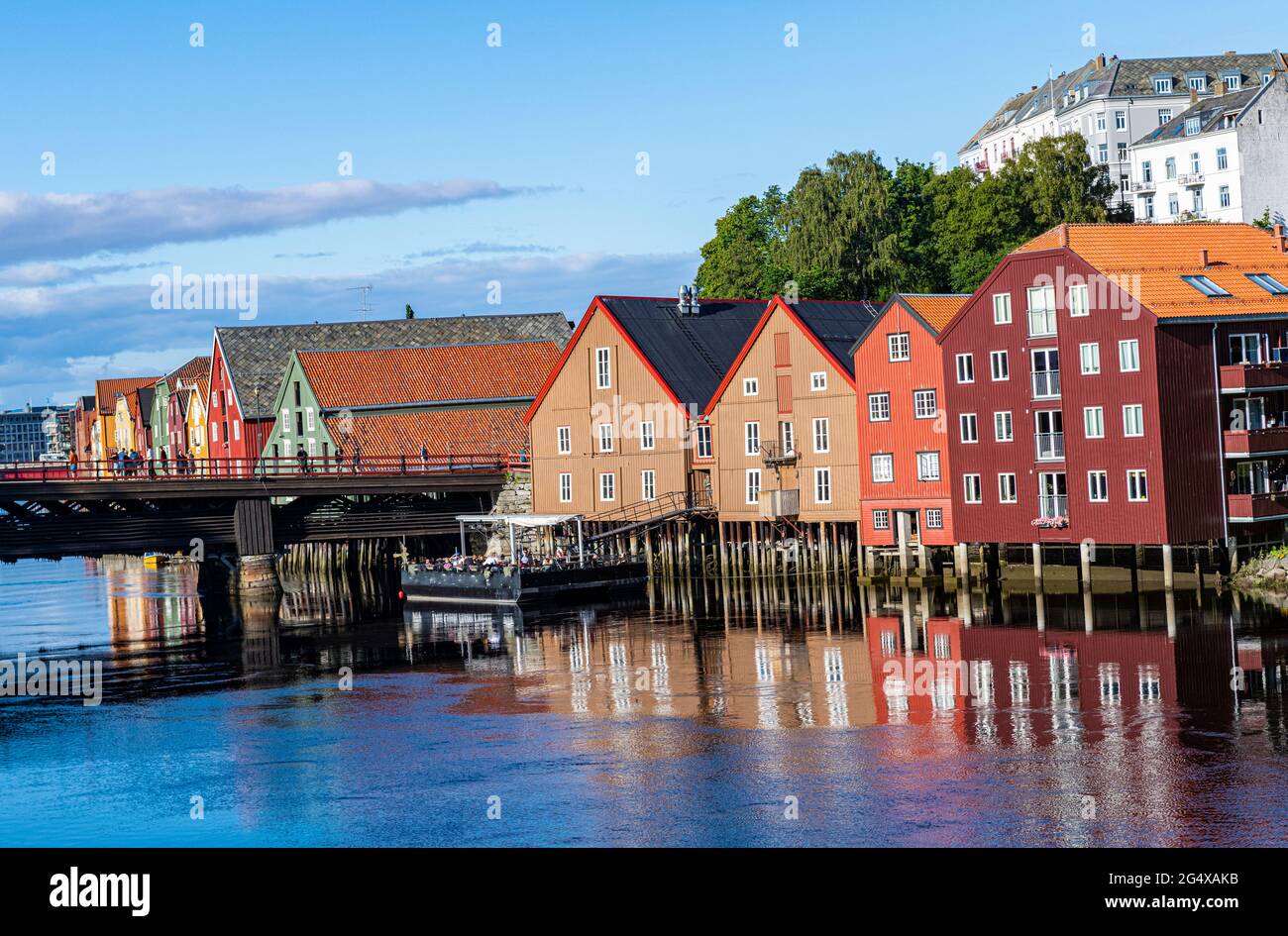 Norvegia, Trondelag, Trondheim, fiume Nidelva e vecchi magazzini sul lungomare Foto Stock Norvegia, Trondelag, Trondheim, fiume Nidelva e vecchi magazzini sul lungomare Foto Stock