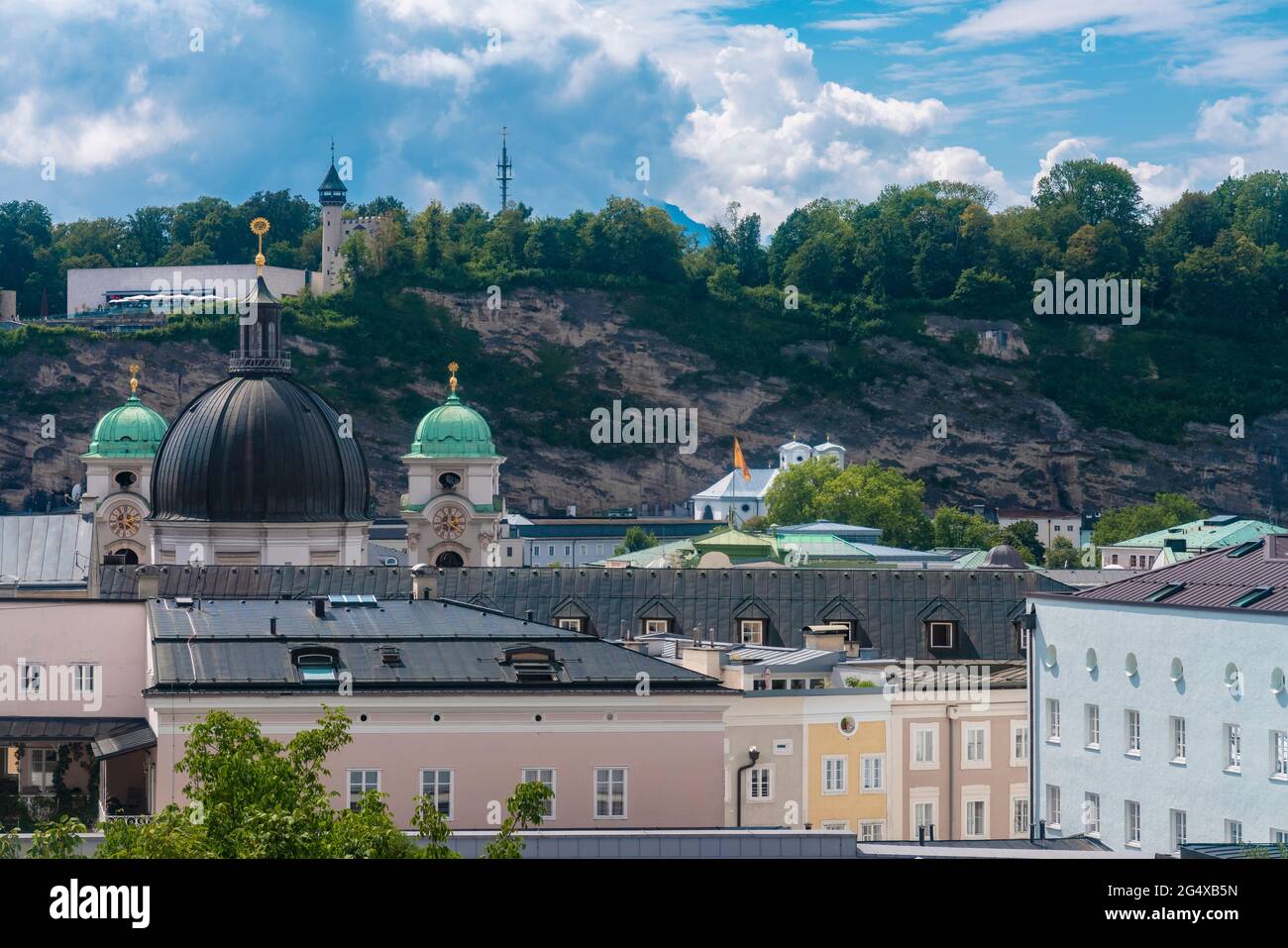 Austria, Salisburgo, Salisburgo, edifici residenziali di fronte alla Chiesa Cattolica Romana della Santissima Trinità Foto Stock