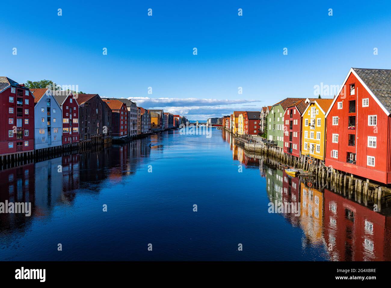 Norvegia, Trondelag, Trondheim, fiume  Nidelva e vecchi magazzini sul lungomare Foto Stock Norvegia, Trondelag, Trondheim, fiume  Nidelva e vecchi magazzini sul lungomare Foto Stock