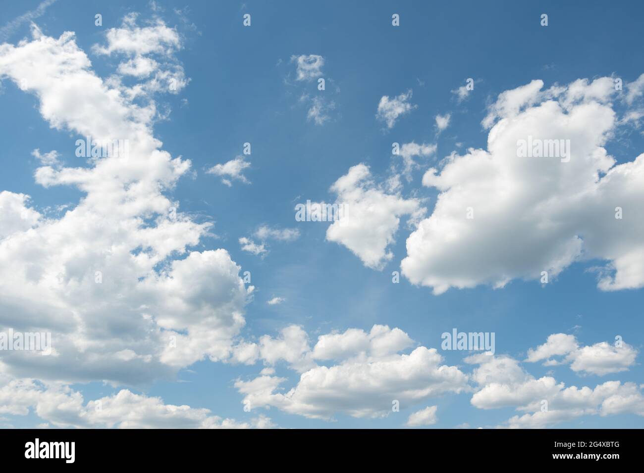 Cielo blu con soffici nuvole bianche. Perfetto sfondo naturale cielo, sfondo, biglietto d'auguri. Foto Stock