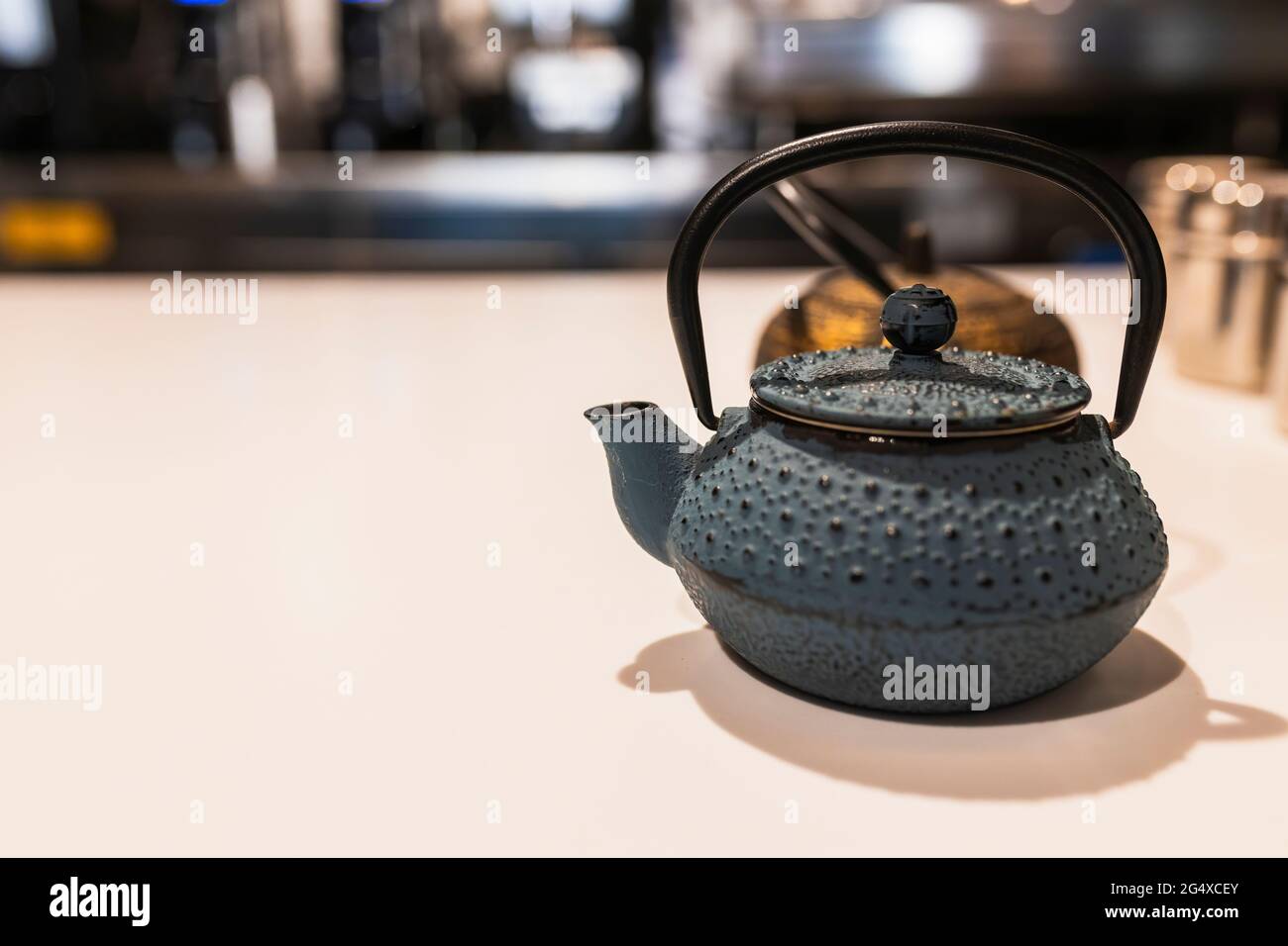 Teapot sul bancone bar Foto Stock