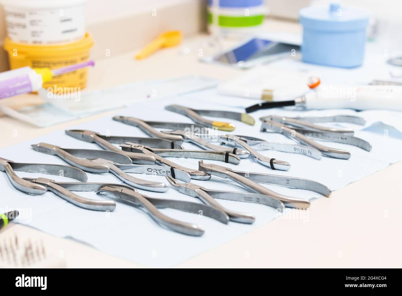 Pinzette dentali sterili sul tavolo in clinica Foto Stock