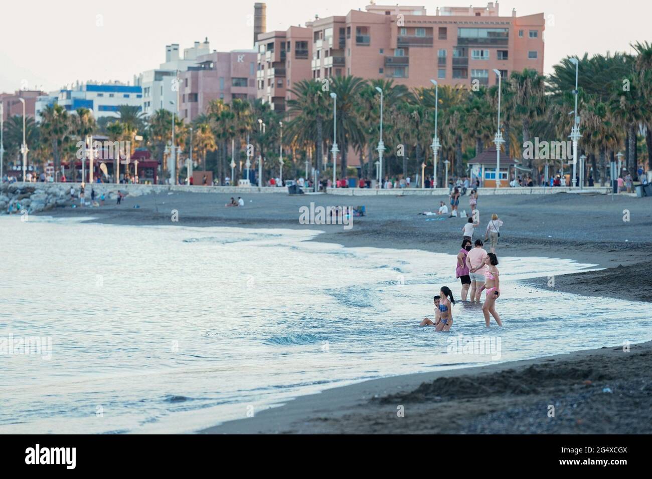 Malaga, Spagna. 23 Giugno 2021. Alcune persone hanno visto in spiaggia durante 'Noche de San Juan' a Playa San Andres. Le autorità di Malaga hanno ordinato la chiusura delle spiagge alle 22:00 durante 'Noche de San Juan' a Malaga per evitare le folle a causa della crisi del Covid19. Fare falò sulle spiagge è una tradizione di 'Noche de San Juan'. (Foto di Francis Gonzalez/SOPA Images/Sipa USA) Credit: Sipa USA/Alamy Live News Foto Stock