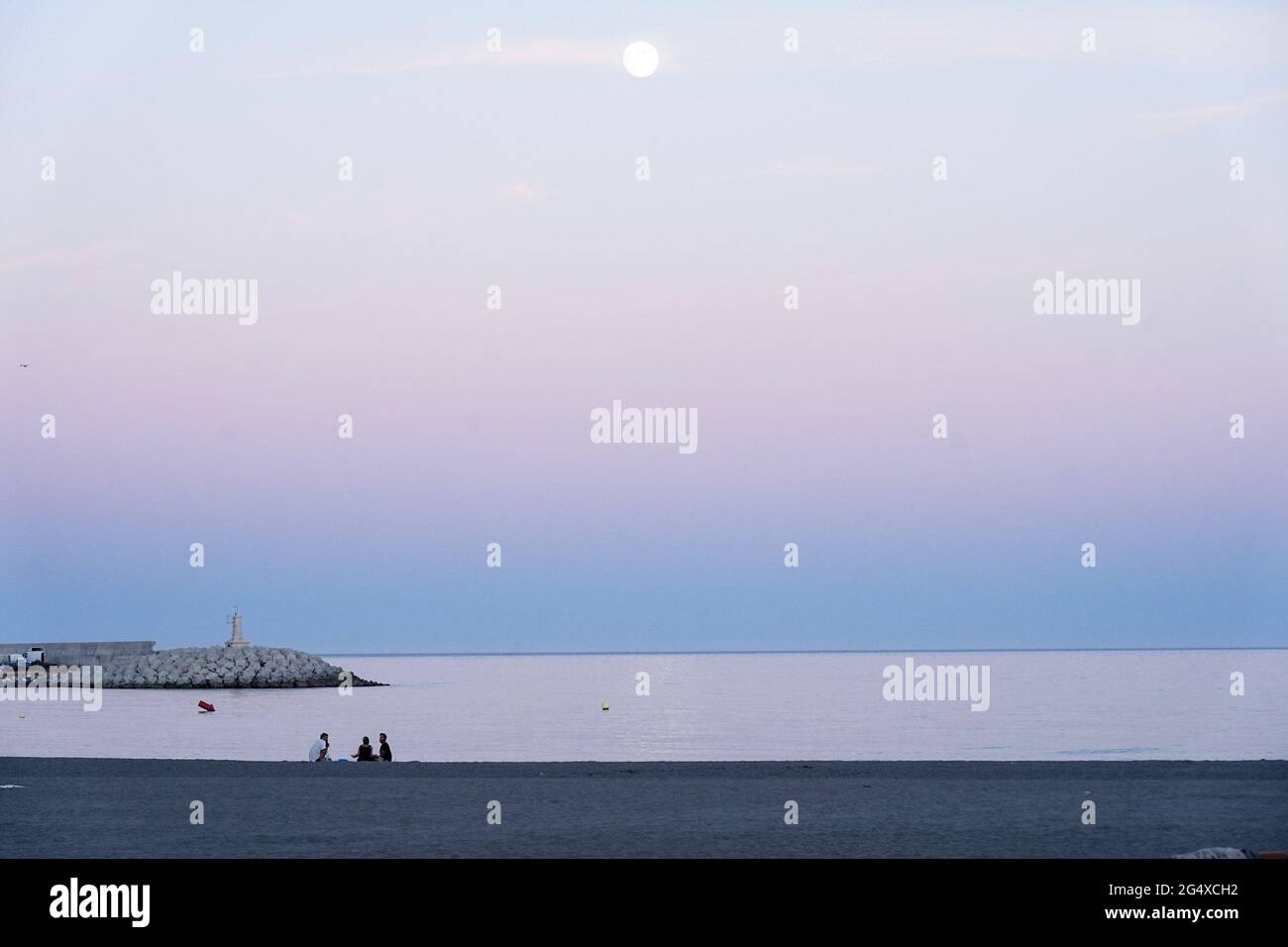 Malaga, Spagna. 23 Giugno 2021. Vista della spiaggia vuota durante 'Noche de San Juan' a Playa San Andres. Le autorità di Malaga hanno ordinato la chiusura delle spiagge alle 22:00 durante 'Noche de San Juan' a Malaga per evitare le folle a causa della crisi del Covid19. Fare falò sulle spiagge è una tradizione di 'Noche de San Juan'. (Foto di Francis Gonzalez/SOPA Images/Sipa USA) Credit: Sipa USA/Alamy Live News Foto Stock