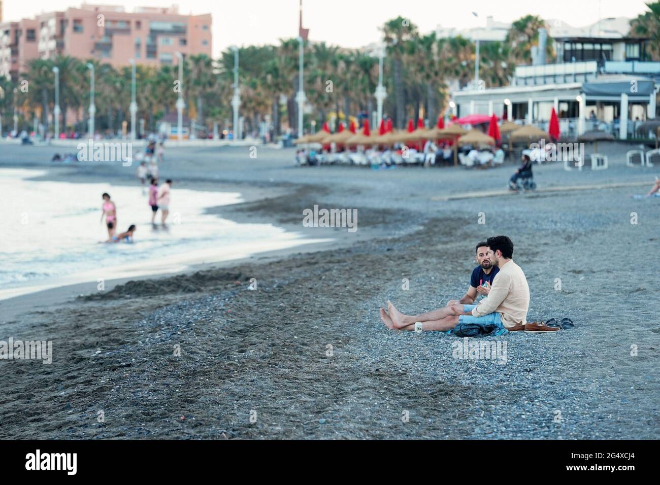 Malaga, Spagna. 23 Giugno 2021. Alcune persone hanno visto in spiaggia durante 'Noche de San Juan' a Playa San Andres. Le autorità di Malaga hanno ordinato la chiusura delle spiagge alle 22:00 durante 'Noche de San Juan' a Malaga per evitare le folle a causa della crisi del Covid19. Fare falò sulle spiagge è una tradizione di 'Noche de San Juan'. Credit: SOPA Images Limited/Alamy Live News Foto Stock