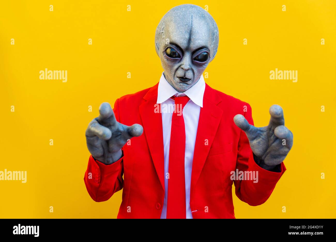 Ritratto di uomo che indossa costume alieno e abito rosso brillante Foto  stock - Alamy