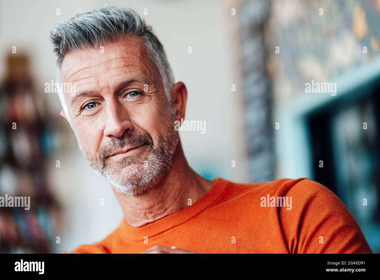 Uomo maturo che staring al caffè Foto Stock