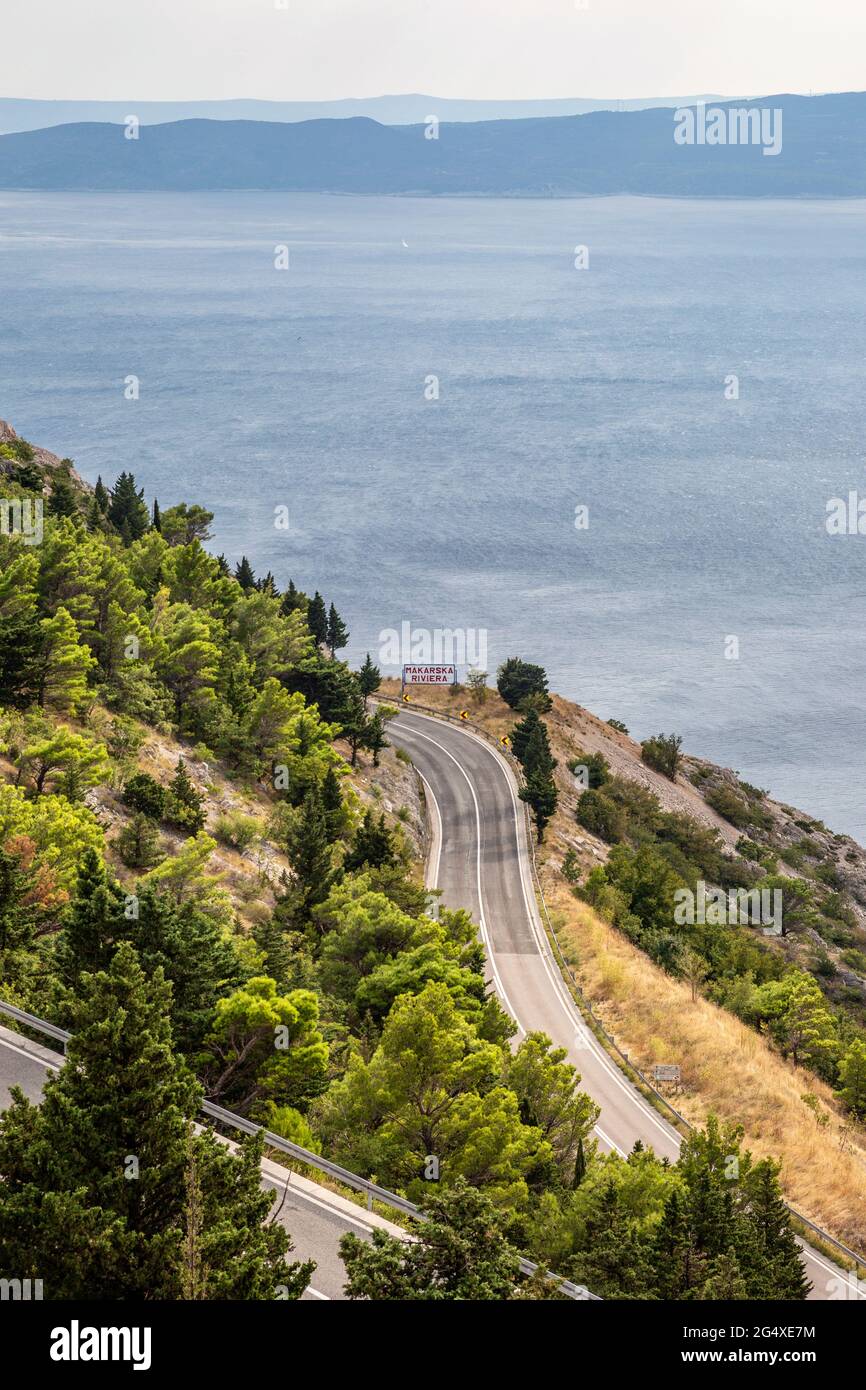 Baia della Riviera di Makarska con autostrada costiera in primo piano Foto Stock