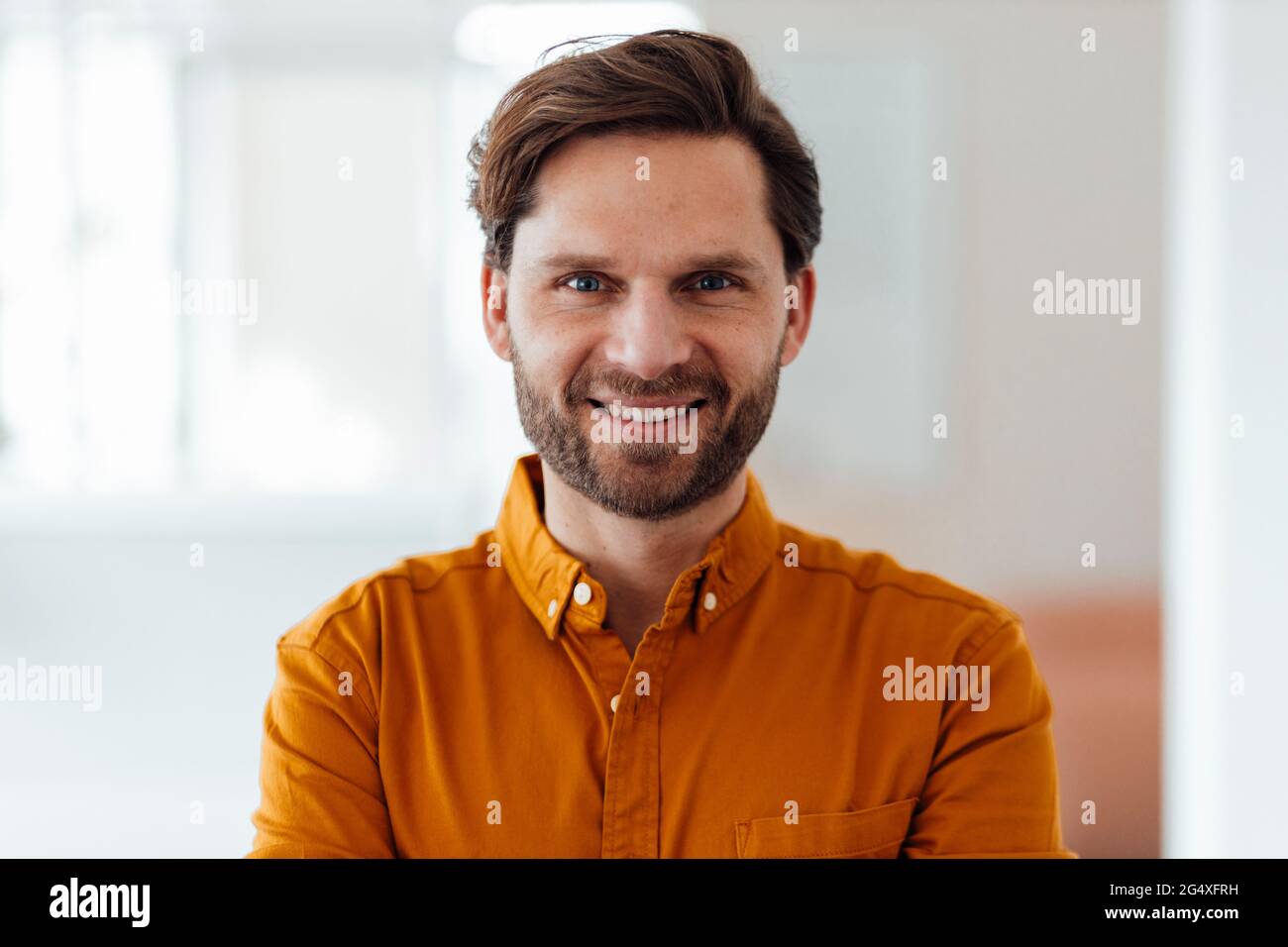 Uomo d'affari maturo sorridente in ufficio Foto Stock