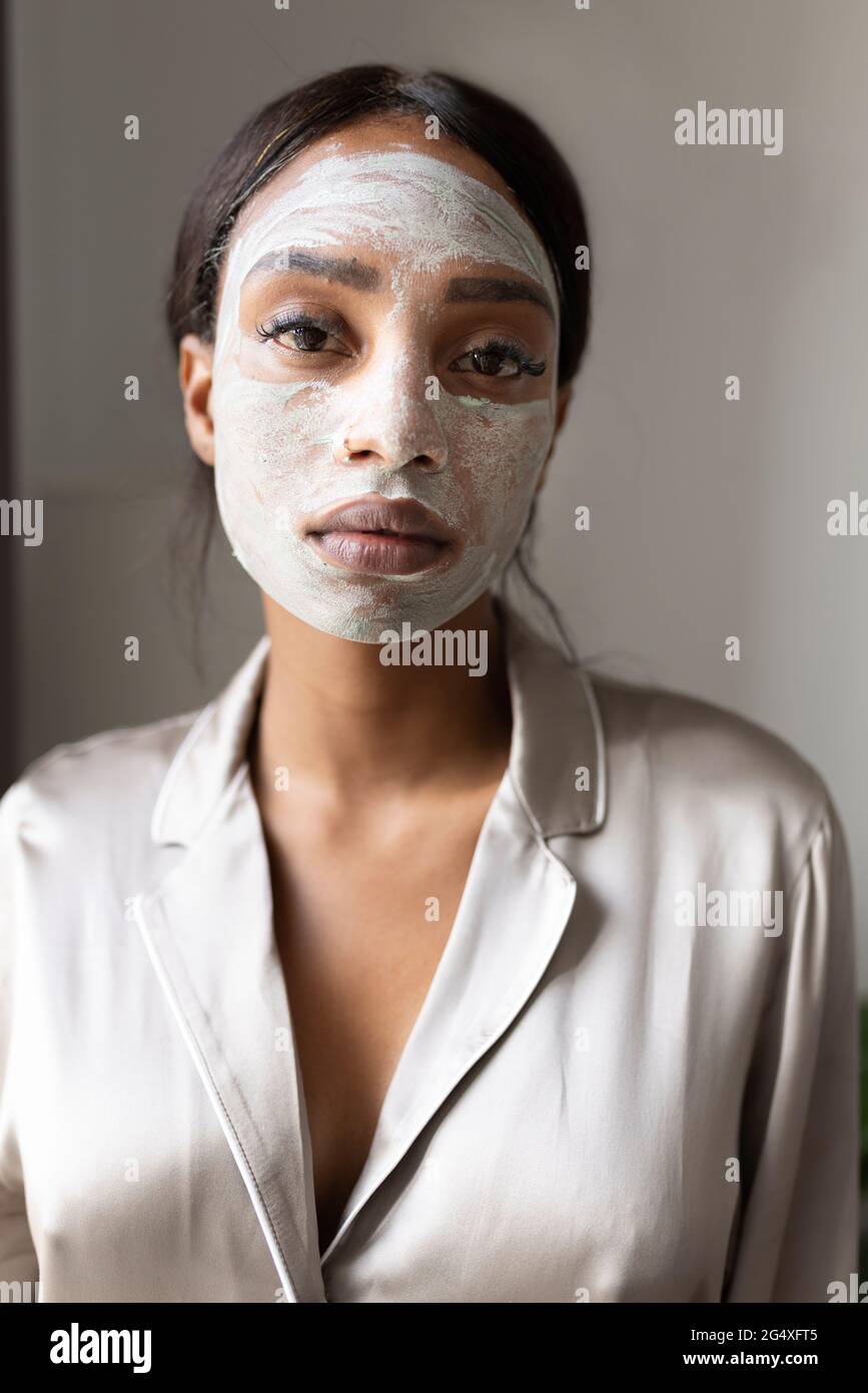 Donna con maschera di bellezza sul viso Foto Stock