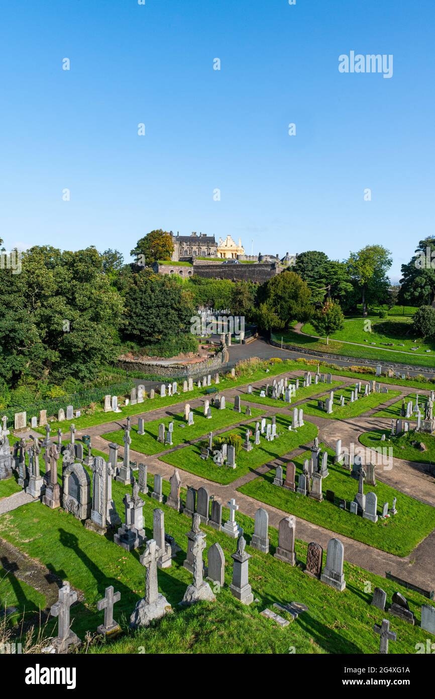 Regno Unito, Scozia, Stirling, cimitero della città vecchia con il Castello di Stirlling sullo sfondo Foto Stock