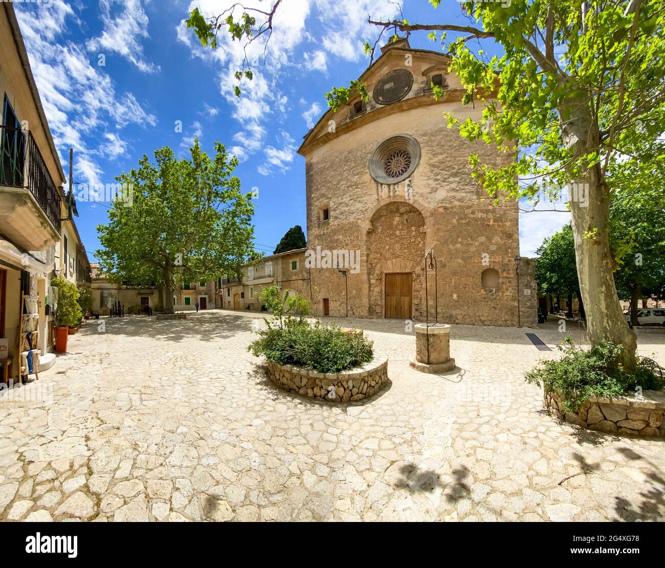 Spagna, Maiorca, Valldemossa, cortile della Certosa di Valldemossa in giornata estiva soleggiata Foto Stock