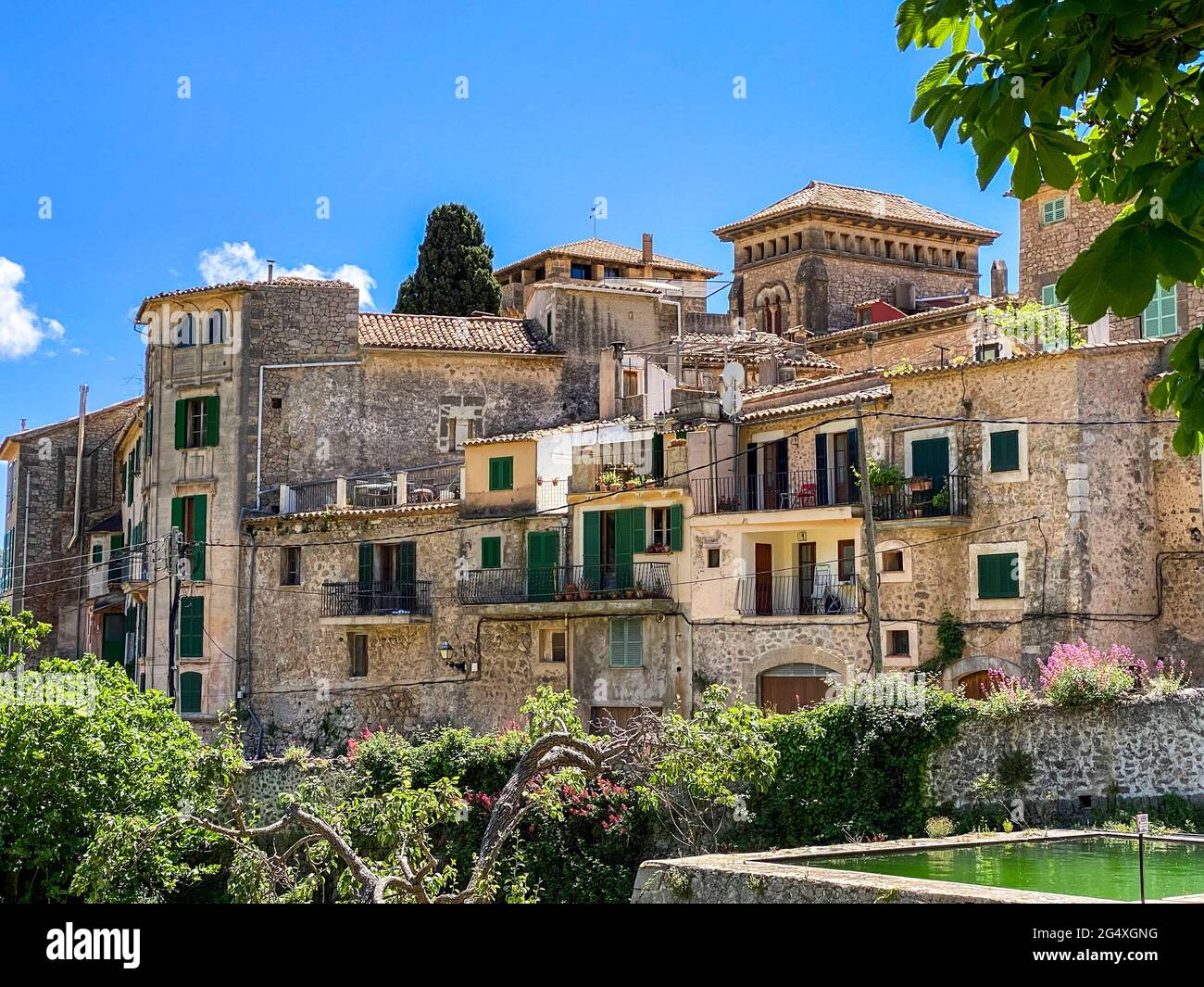 Spagna, Maiorca, Valldemossa, Case del borgo medievale in giornata estiva soleggiata Foto Stock