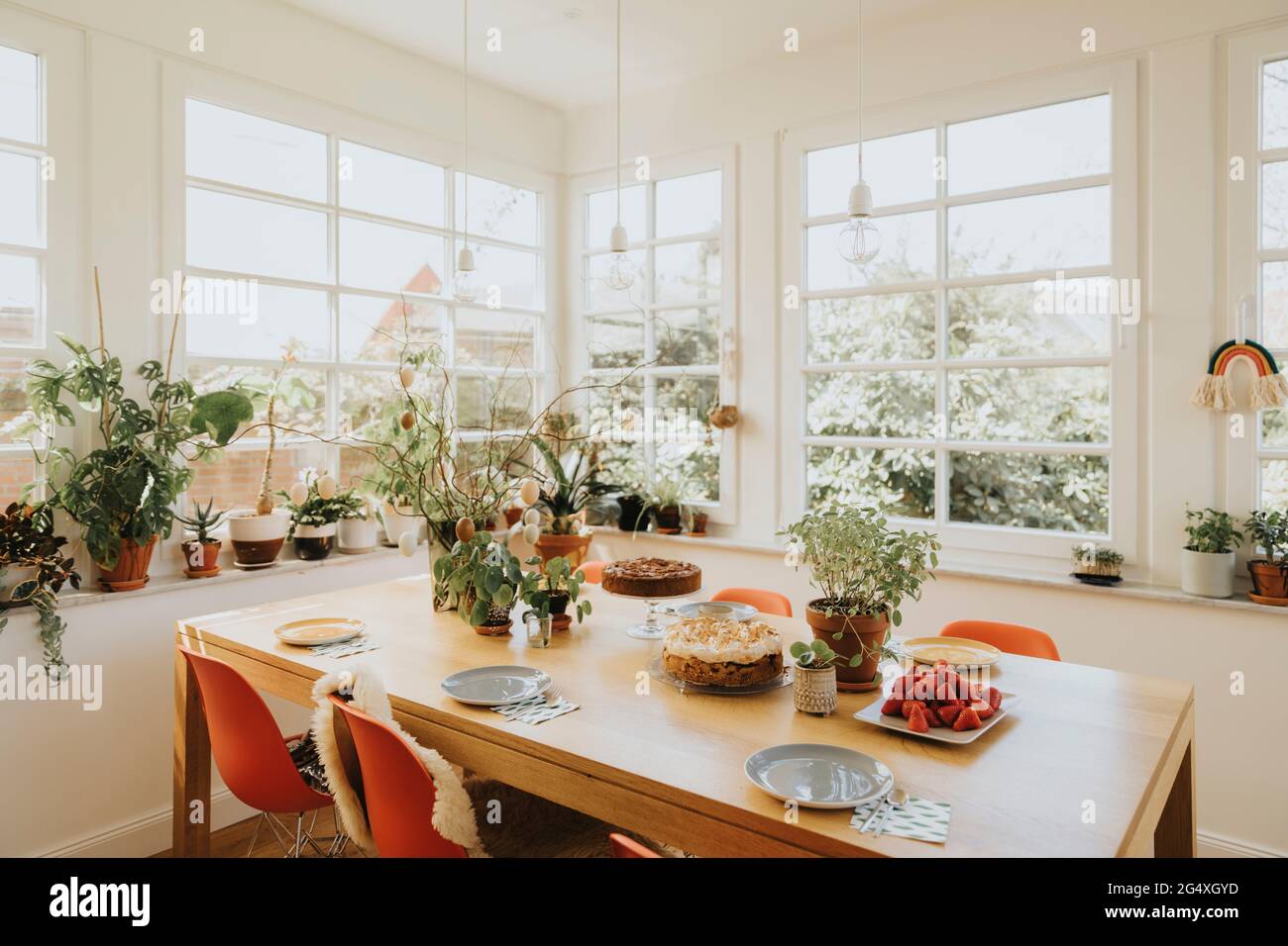 Decorazione di Pasqua sul tavolo da pranzo a casa Foto Stock